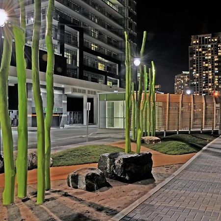 Square One Fully Furnished Suite Миссиссага Экстерьер фото