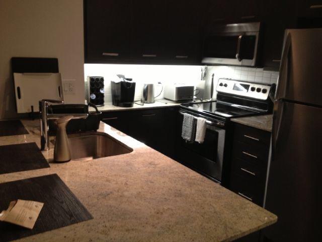 Square One Fully Furnished Suite Миссиссага Экстерьер фото