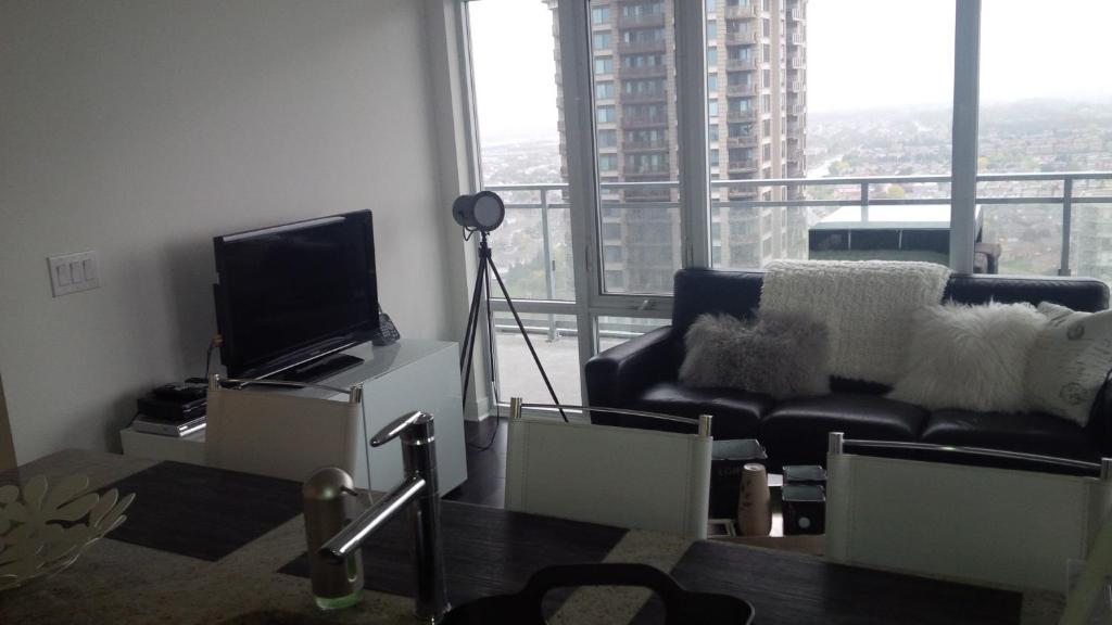 Square One Fully Furnished Suite Миссиссага Номер фото