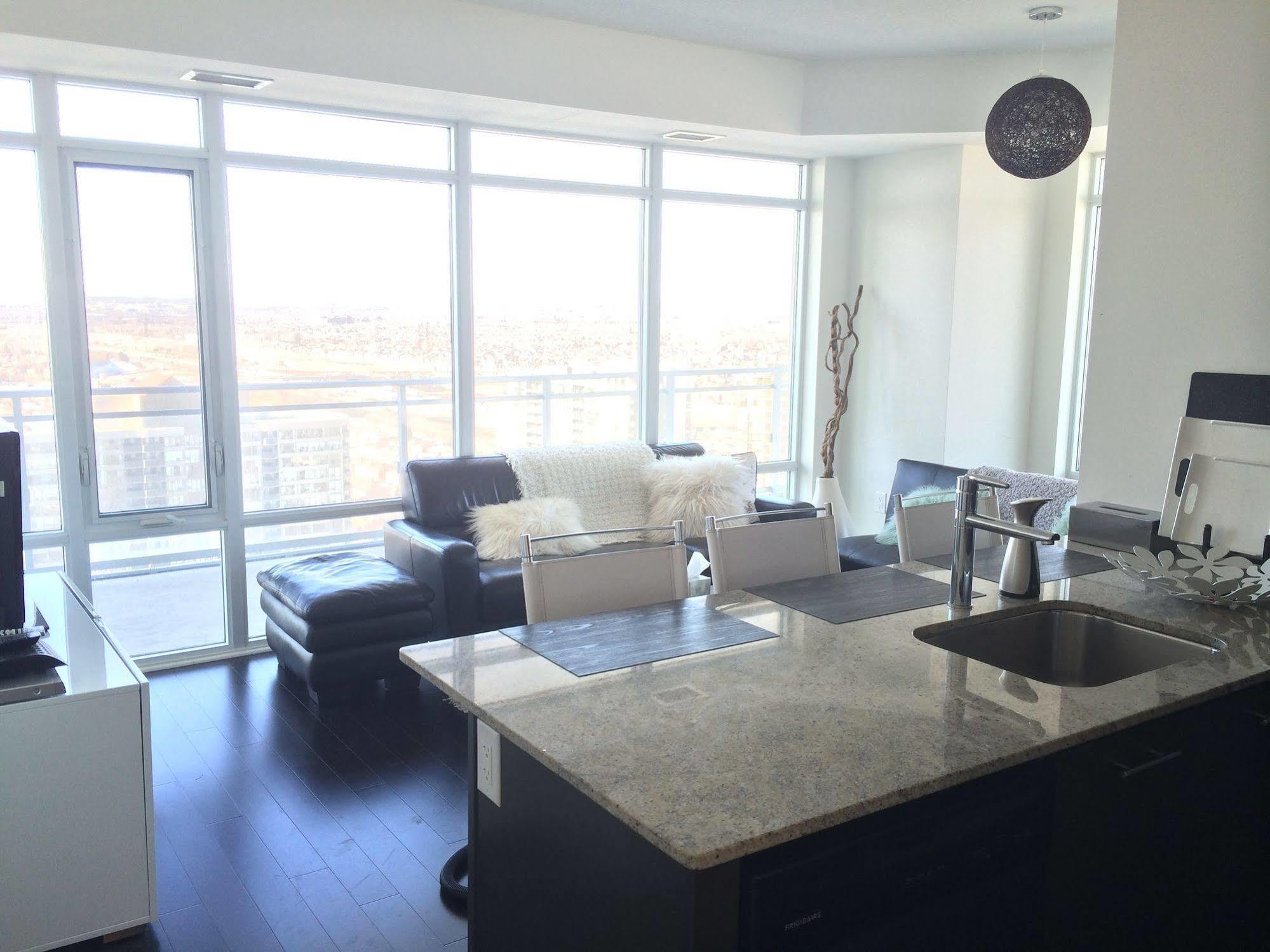 Square One Fully Furnished Suite Миссиссага Экстерьер фото